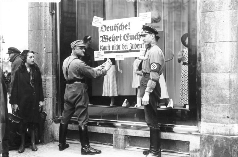 SA - Mitglieder kleben an das Schaufenster eines Berliner jüdischen Geschäfts ein Schilder mit der Aufschrift "Deutsche, wehrt euch, kauft nicht bei Juden" Bundesarchiv, Bild 102-14468 / Georg Pahl / CC-BY-SA 3.0