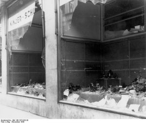 Magdeburg, zerstörtes jüdisches Geschäft By Bundesarchiv, Bild 146-1972-033-39 / CC-BY-SA 3.0, CC BY-SA 3.0 de