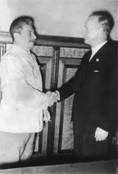 Stalin und Reichsaußenminister Ribbentrop besiegeln den Hitler Stalin Pakt 1939 | Generationengespräch Stalin und Joachim von Ribbentrop nach der Unterzeichnung des Hitler-Stalin-Pakts im Moskauer Kreml im August 1939
