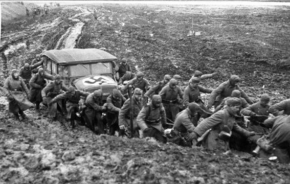 Wehrmacht im Schlamm vor Moskau 1941 | Generationengespräch Deutsche Infanteriesoldaten ziehen im Herbst 1941 ein Fahrzeug aus dem Schlamm vor Moskau