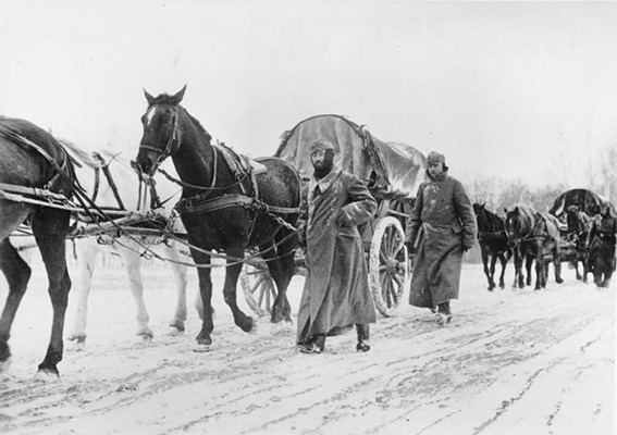 Wehrmacht im Winter vor Moskau 1941 | Generationengespräch Deutsche Truppen mit Pferdewagen im Winter vor Moskau während des Russlandfeldzugs 1941
