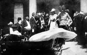 Franz Ferdinand and his wife Sophie leave the Sarajevo Guildhall after reading a speech on June 28 1914. They were assassinated five minutes later. Quelle: Europeana 1914-1918, Autor: Karl Tröstl?