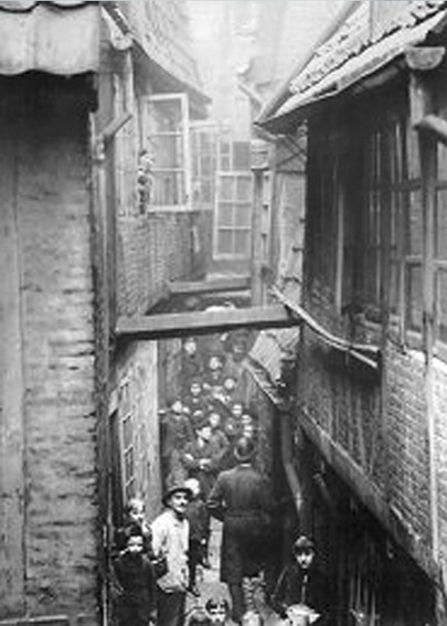 Historischer Blick ins Hamburger Gängeviertel im Jahr 1893 mit engen Wohnhäusern und Hinterhöfen