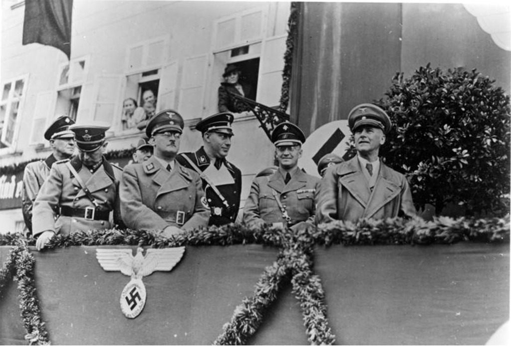 Staatsbesuch von Reichsinnenminister Dr. Wilhelm Frick im Sudetenland am 23. September 1938 mit Konrad Henlein, Dr. Stuckart, Adolf von Bomhard und weiteren NS-Funktionären; historisches Bundesarchiv-Foto.