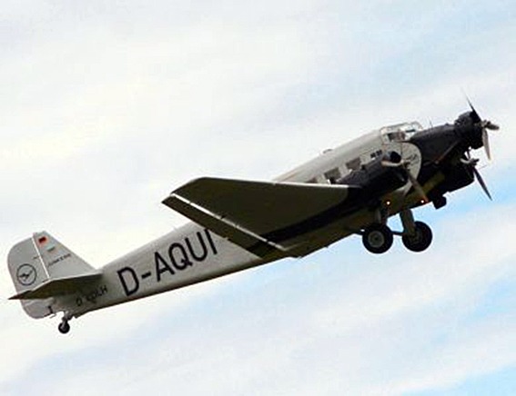 Tante Ju Junkers Ju 52 historisches Flugzeug beim Start als Symbol für die Psychologie der Erbtante