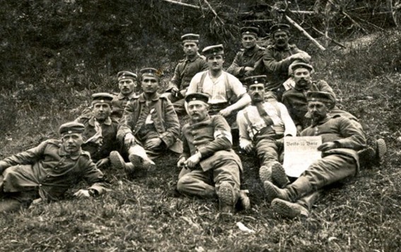 Opas Krieg – Deutsche Soldaten im Ersten Weltkrieg | Generationengespräch Junge deutsche Soldaten während einer Gefechtspause im Ersten Weltkrieg – Symbolbild für „Opas Krieg“