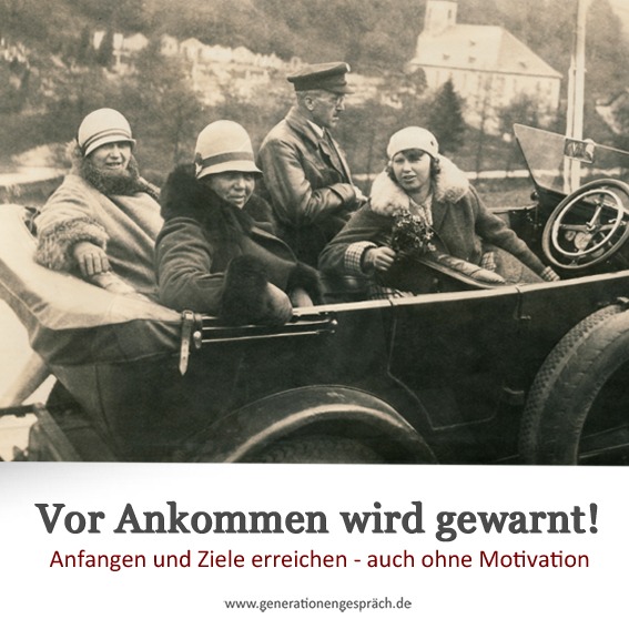Ziele erreichen: Ziele definieren und mit kleinen Schritten umsetzen | Generationengespräch Historische Aufnahme von Menschen in einem offenen Automobil