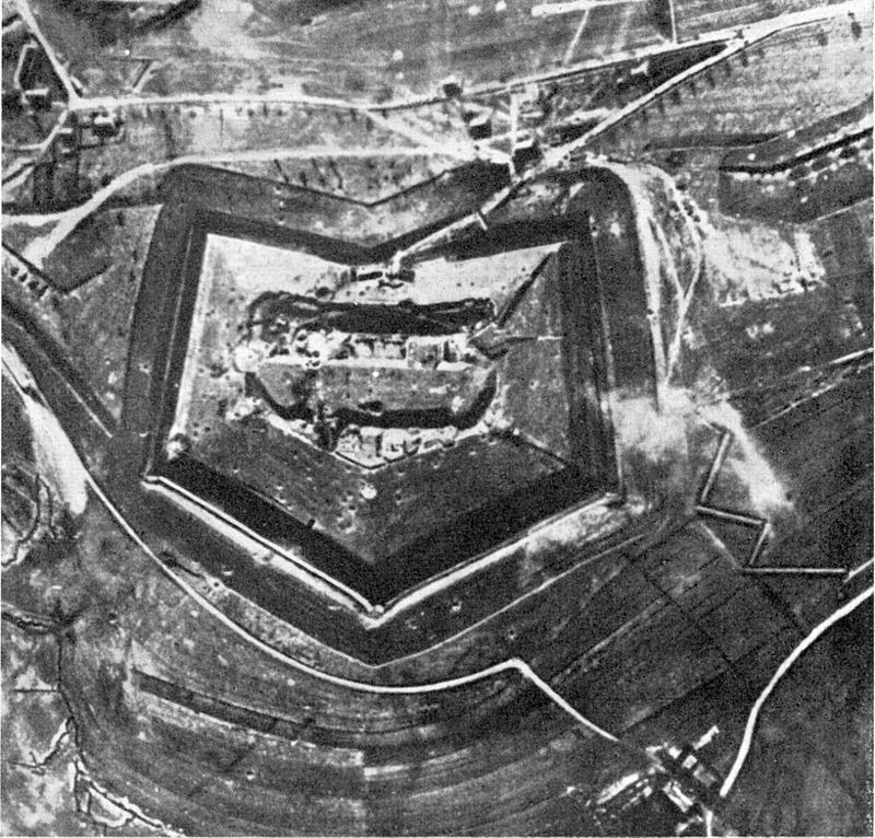 Luftaufnahme des französischen Fort Douaumont bei Verdun im Jahr 1916 vor Beginn der Kämpfe – aufgenommen von der deutschen Luftaufklärung