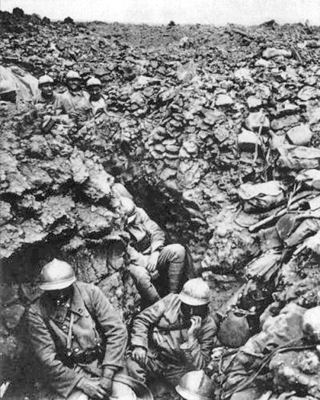 Französische Soldaten im Schützengraben von Verdun | Generationengespräch Erschöpfte französische Soldaten des 87. Regiments im Schützengraben bei Verdun 1916