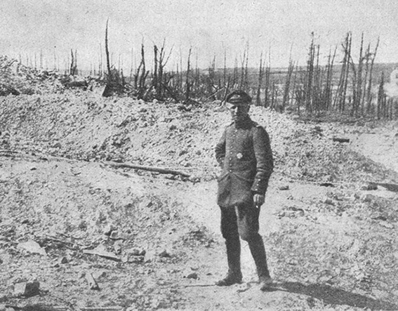 Höhe 304 bei Verdun während der Schlacht 1916 | Generationengespräch Erschöpfter Soldat an der Höhe 304 bei Verdun während einer Gefechtspause im Ersten Weltkrieg