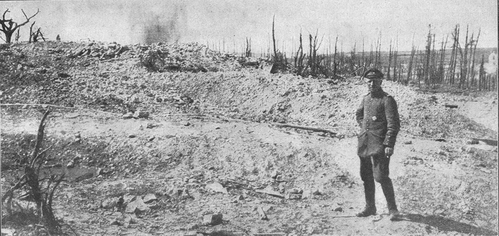 Soldaten des Ersten Weltkriegs an der Höhe 304 bei Verdun während einer Gefechtspause, erschöpft und vom Stellungskrieg gezeichnet