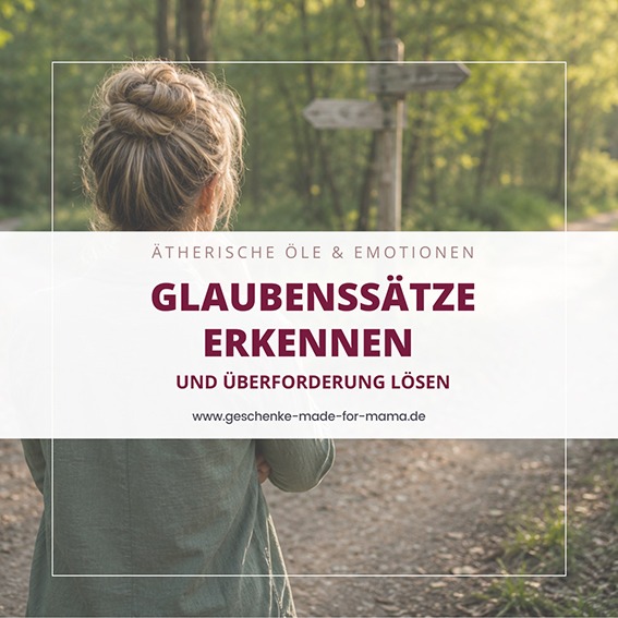 Nachdenkliche Frau steht an einer Weggabelung im Wald – Symbolbild für das Erkennen alter Glaubenssätze und biografischer Prägungen.