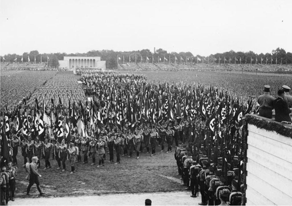 Reichsparteitag Nürnberg 1933 – SA-Aufmarsch und Masseninszenierung | Generationengespräch SA-Aufmarsch beim Reichsparteitag in Nürnberg 1933 vor einer großen Menschenmenge