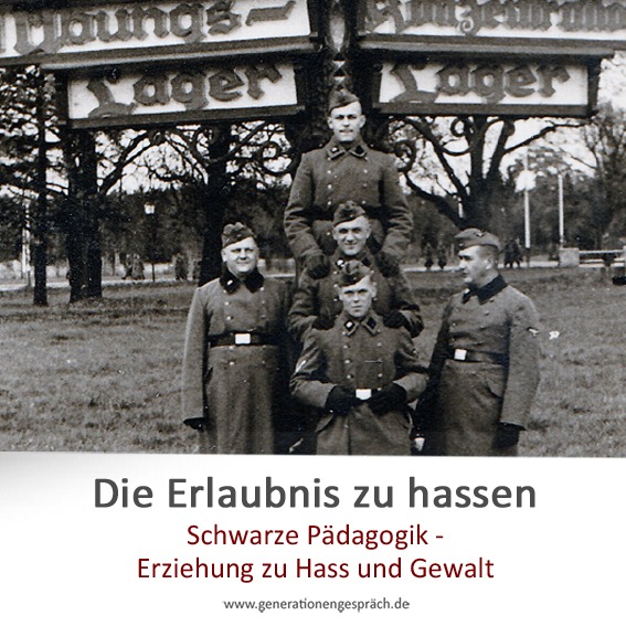Schwarze Pädagogik – Die Erlaubnis zu hassen | Generationengespräch Fünf Soldaten aus der NS-Zeit vor einem Wegweiser zu Übungslager und Konzentrationslager – Schwarze Pädagogik und Erziehung zu Hass und Gewalt
