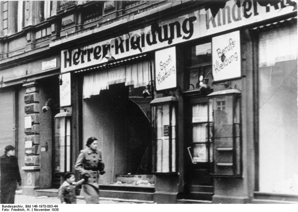 Zerstörtes jüdisches Geschäft in Magdeburg, November 1938 | Generationengespräch Zerstörtes jüdisches Geschäft in Magdeburg nach den Novemberpogromen 1938