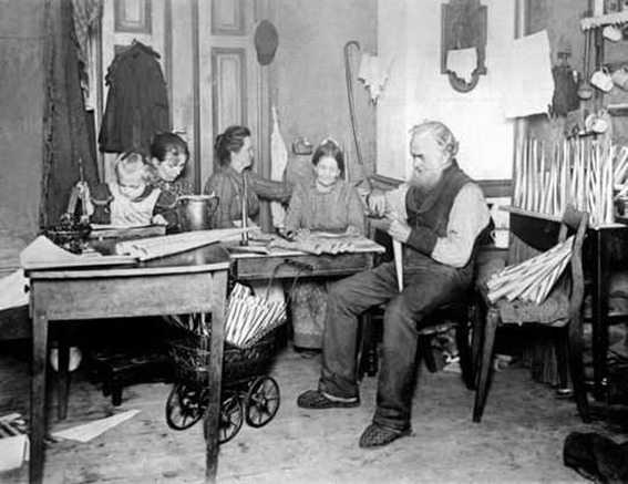 Familie um 1900 – Armut und Sozialdarwinismus im Kaiserreich | Generationengespräch Arme Familie um 1900 im Deutschen Kaiserreich während der wilhelminischen Epoche