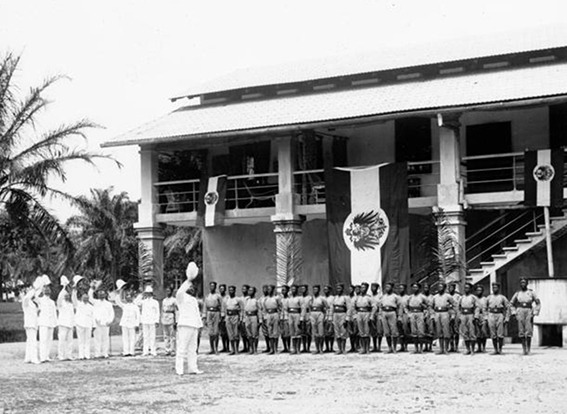 Deutsche Kolonien vor 1914 - Hochrufe in Kamerun zum Geburtstag Wilhelm II | Generationengespräch Hochrufe für Kaiser Wilhelm II in Duala Kamerun 1901 während der deutschen Kolonialzeit