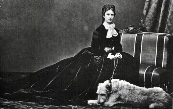 Kaiserin Elisabeth von Österreich („Sisi“) mit ihrem Lieblingshund Shadow im Jahr 1867