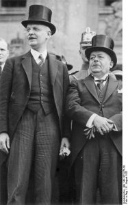 Wilhelm Cuno (links) mit Reichspräsident Ebert bei der Verfassungsfeier vor dem Reichstag (1923). Bundesarchiv
