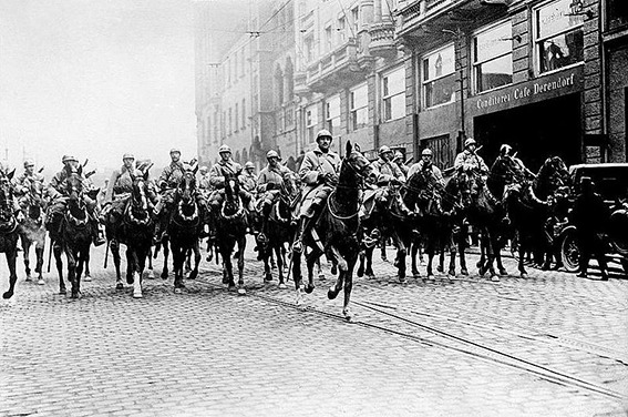 Einzug französischer Truppen in Essen 1923 – Beginn des Ruhrkampfs | Generationengespräch Französische Truppen marschieren 1923 im Ruhrkampf in Essen ein und besetzen das Ruhrgebiet