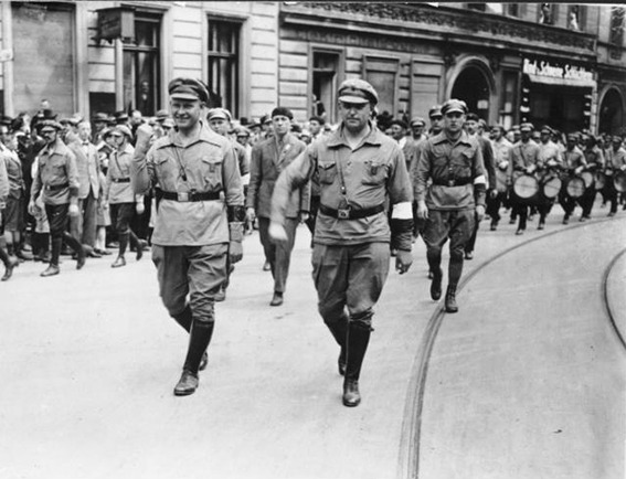 Ernst Thälmann und Willy Leow beim Reichstreffen des Rotfrontkämpferbundes 1927 in Berlin-Wedding