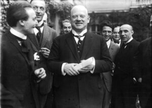 Gustav Stresemann beim Gartenfest für ausländische Journalisten 1923 während der Krise der Weimarer Republik