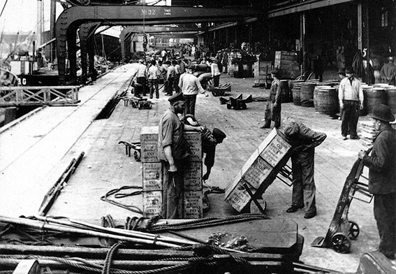Hafenarbeiter an einer Anlegestelle im Hamburger Hafen um 1900 vor dem Hamburger Aufstand 1923