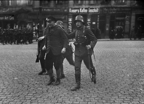 Verhaftung eines Mitglieds der Proletarischen Hundertschaften durch Reichswehr-Truppen während der politischen Krise 1923