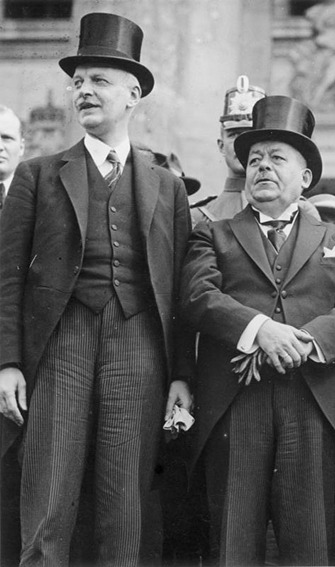 Wilhelm Cuno und Friedrich Ebert 1923 – Regierung der Wirtschaft in der Krise | Generationengespräch Wilhelm Cuno und Reichspräsident Friedrich Ebert bei der Verfassungsfeier 1923 vor dem Reichstag in der Weimarer Republik