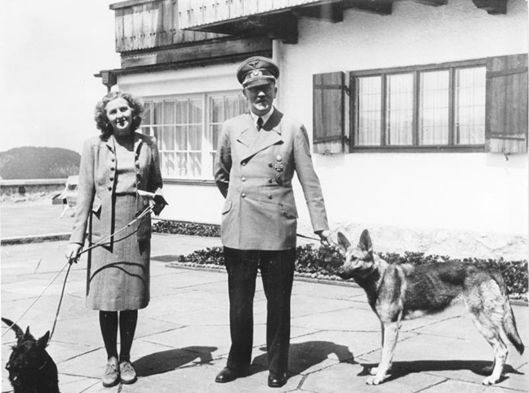 Adolf Hitler und Eva Braun mit Hunden am Berghof, 1942