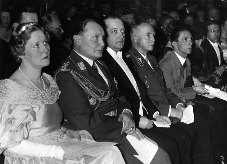 NS-High-Society: Emmy Göring, Hermann Göring und Joseph Goebbels, 1935 | Generationengespräch NS-High-Society 1935 mit Emmy Göring, Hermann Göring und Joseph Goebbels beim Festkonzert in Berlin