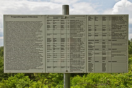 Hinweisschild zur Aussiedelung am Truppenübungsplatz Allentsteig – zerstörter Ort Döllersheim und Hitlers familiäre Herkunft