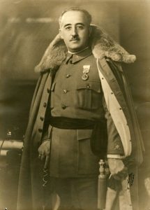 General mit Fistelstimme: Francisco Franco, 1930. Gemeinfrei
