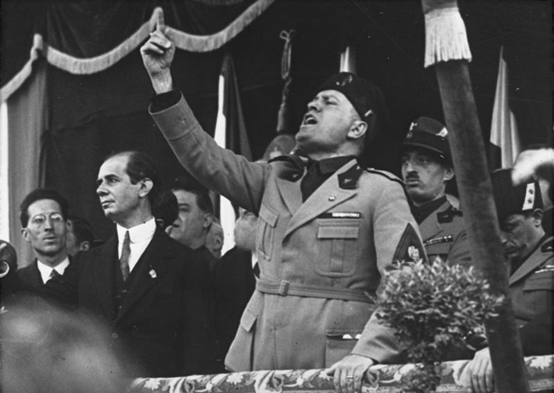 Benito Mussolini bei einer politischen Rede auf dem Domplatz in Mailand, Mai 1930