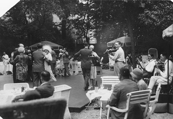 Tanztee im Berliner Hotel Esplanade 1926 während der Goldenen Zwanziger Jahre