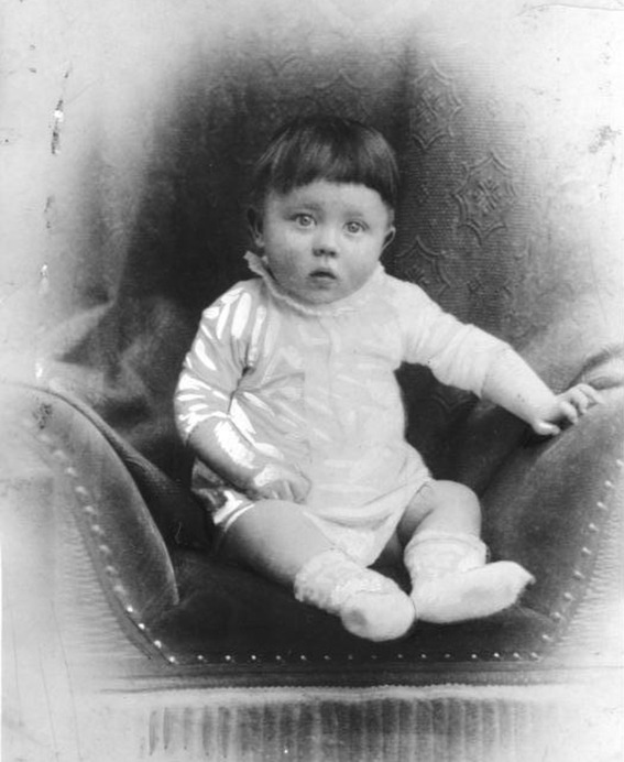 Adolf Hitler als Baby – historisches Porträt aus der frühen Kindheit um 1889/1890