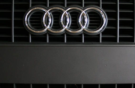 Vier ineinander verschlungene Ringe der Auto Union als historisches Symbol der deutschen Automobilgeschichte