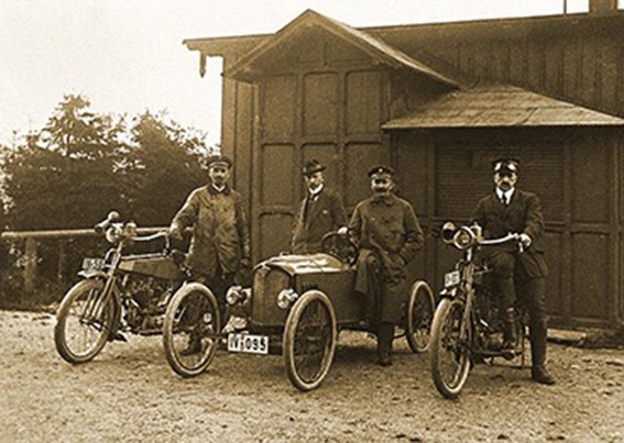 Vier frühe Automobilisten mit Autos und Motorrädern um 1913 in Chemnitz – historische Familiengeschichte aus dem Kaiserreich