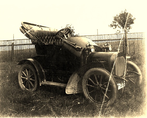 Historisches Automobil um 1910 in Chemnitz – laut Familiengeschichte das erste Auto des Urgroßvaters