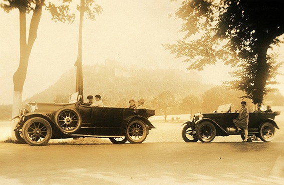 Sonntagsausflug mit Automobilen in den 1920er Jahren | Generationengespräch Familiengeschichte mit viersitzigen Automobilen bei einem Sonntagsausflug in den 1920er Jahren