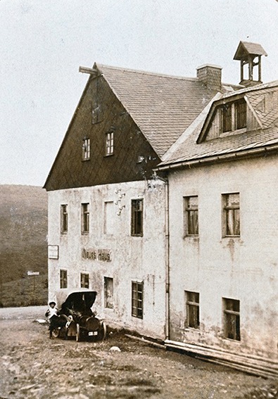 Älteste Fotografie von Urgroßvaters erstem Auto um 1910 – frühes Automobil in der Familiengeschichte