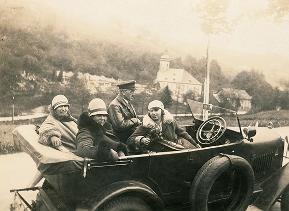 Familienausflug mit einem Wanderer-Puppchen als Viersitzer in den 1920er Jahren mit Urgroßvater, Ehefrau Olga und Tochter