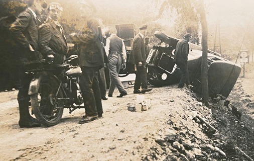 Zur Seite gekipptes Wanderer-Puppchen nach einem Unfall – historische Automobilaufnahme aus der Frühzeit des Autofahrens