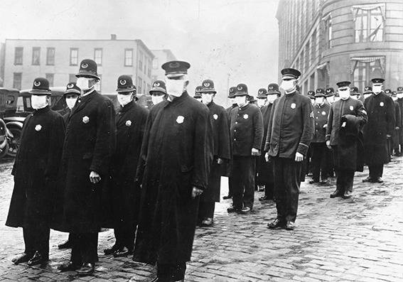 Polizisten in Seattle während der Spanischen Grippe 1918 | Generationengespräch Polizisten in Seattle mit Schutzmasken während der Spanischen-Grippe-Pandemie im Dezember 1918