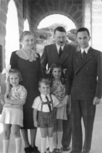 Der Führer wieder auf dem Obersalzberg Bei einem Besuch auf dem Kehlstein mit seinen Gästen, Reichsminister Dr. Goebbels und Frau mit ihren Kindern Helga, Hilde und Helmut.