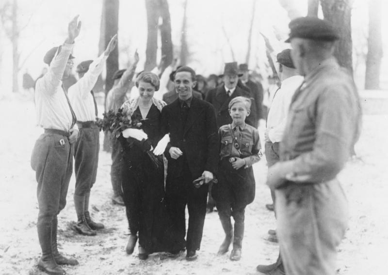 Hochzeit J. Goebbels: auf dem Wege zur Kirche.