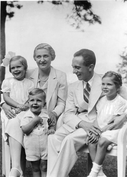 Magda und Joseph Goebbels mit ihren Kindern Hildegard, Helmut und Helga, 1937