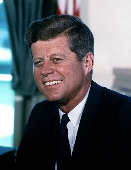 John F. Kennedy im Jahr 1963 im Weißen Haus – der US-Präsident trotz schwerer chronischer Erkrankungen und starker Rückenschmerzen im Amt