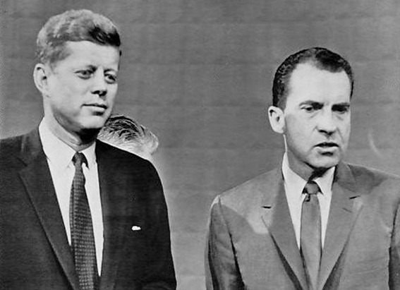 John F. Kennedy und Richard Nixon vor ihrer ersten TV-Debatte 1960 in Chicago – Kennedy trotz schwerer gesundheitlicher Probleme im Präsidentschaftswahlkampf