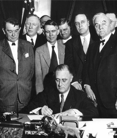 Franklin D. Roosevelt und George W. Norris bei der Unterzeichnung des Tennessee Valley Authority Act 1933 – Roosevelt trotz bereits beginnender schwerer Krankheit